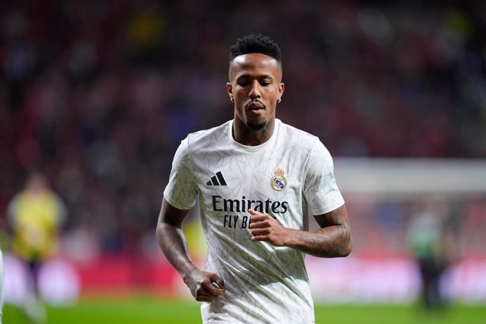 Eder Militao durante un calentamiento previo a un partido del Real Madrid