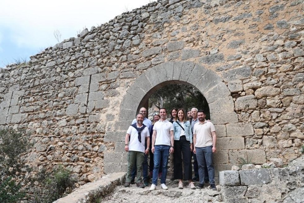 El presidente del Consell de Mallorca, Lloren Galmés, y la vicepresidenta, Antnia Roca, entre otros, en el Castillo de Alaró.