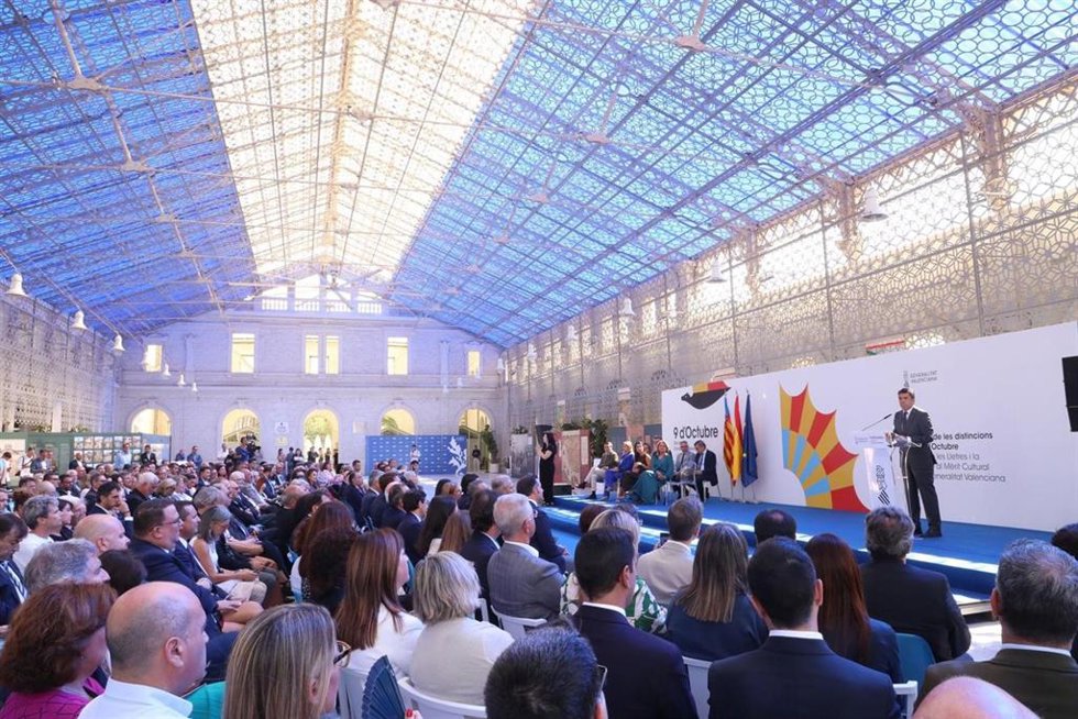El 'president' de la Generalitat Valenciana, Carlos Mazón, durante su discurso en la Casa Mediterráneo de Alicante por la entrega del Premi de les Lletres y las Distinciones al Mérito Cultural, dentro de los actos del 9 d'Octubre.