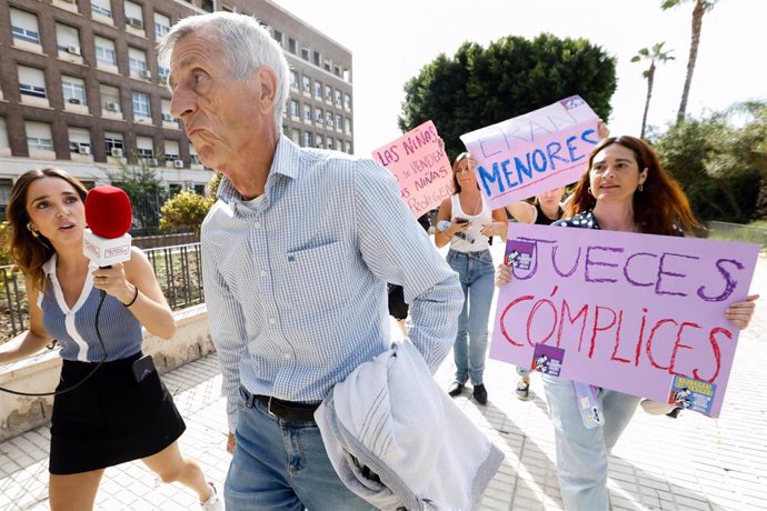 El empresario condenado por el caso de prostitución de menores, J.P.A., a su llegada a declarar en la Audiencia Provincial de Murcia, a 8 de octubre de 2024, en Murcia, Región de Murcia (España).