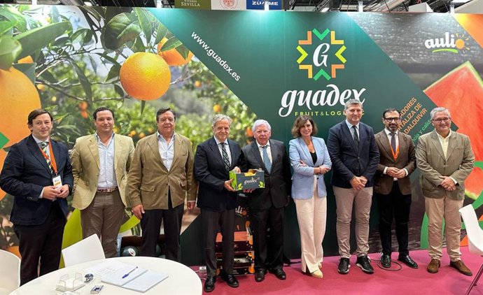 El presidente de la Diputación de Córdoba, Salvador Fuentes (cuarto por la izda.), en Fruit Attraction.