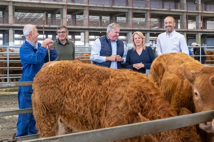 La consejera de Desarrollo Rural, Ganadería, Pesca y Alimentación, María Jesús Susinos, visita el Mercado Nacional de Ganados