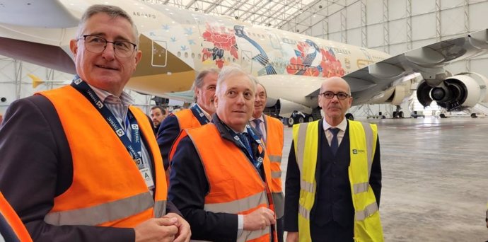 El consejero de Medio Ambiente y Turismo, Manuel Blasco, el consejero de Fomento, Octavio López y el CEO de Tarmac Aerosave, Alexandre Brun, durante la inauguración del hangar