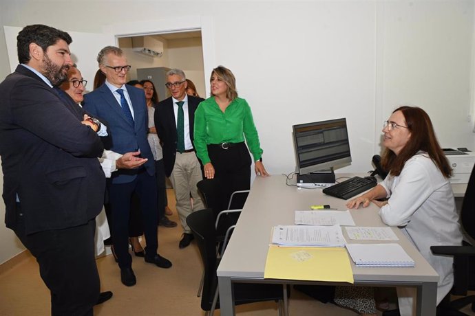 El presidente de la Comunidad, Fernando López Miras, visita las nuevas instalaciones de la Unidad de Conductas Adictivas de Cartagena