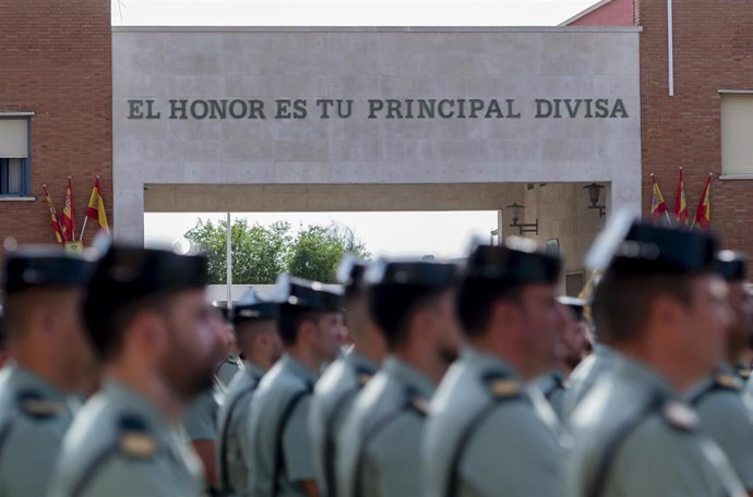 Archivo - Agentes de la Guardia Civil hacen filas a su llegada al acto de entrega de los certificados de la 44 promoción de acceso a la escala de suboficiales