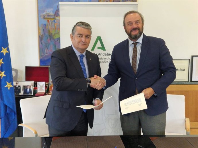 El consejero de la Presidencia, Interior, Diálogo Social y Simplificación Administrativa de la Junta de Andalucía, Antonio Sanz, y el director de Espirituosos España, Bosco Torremocha, firman un protocolo  para "prevenir el consumo de alcohol" en menores.