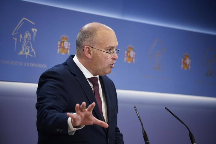 El diputado del PP en el Congreso, Miguel Tellado, durante una rueda de prensa anterior a la reunión de la Junta de Portavoces, en  el Congreso de los Diputados, a 8 de octubre de 2024, en Madrid (España).