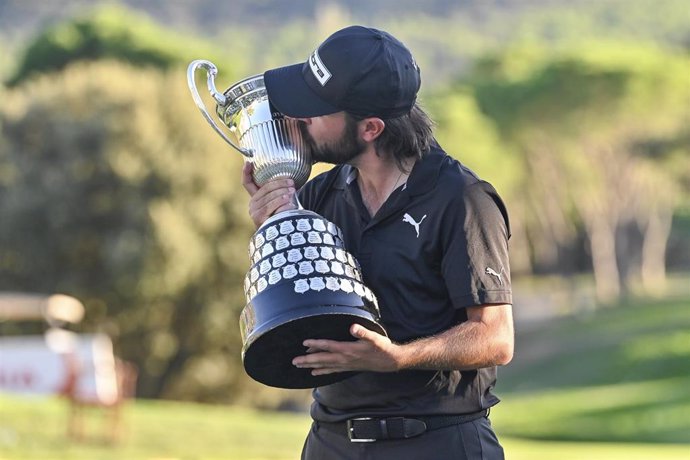 El español Ángel Hidalgo besa el trofeo de ganador del ACCIONA Open de España presented by Madrid 