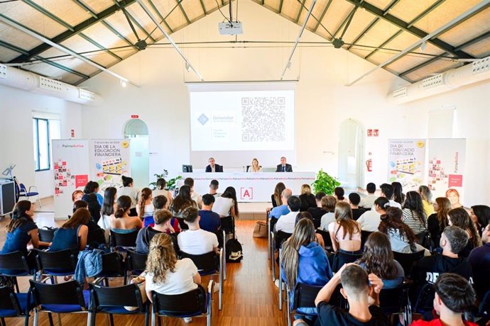 Asistentes al curso de educación financiera de PalmaActiva y el Banco de España.