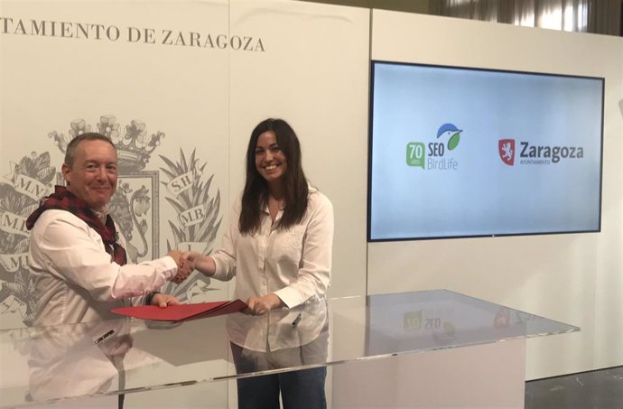 La consejera municipal de Medio Ambiente y Movilidad del Ayuntamiento de Zaragoza, Tatiana Gaudes, y el delegado en Aragón de SEO/BirdLife, Luis Tirado, renuevan la firma de un convenio de colaboración