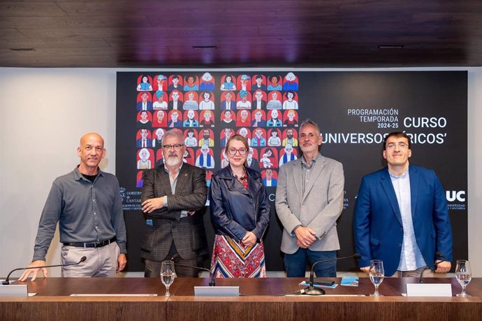 La Directora General De Cultura Y Patrimonio Histórico, Eva Guillermina Fernández, Presenta, En Rueda De Prensa, El Curso 'Universos Líricos'.