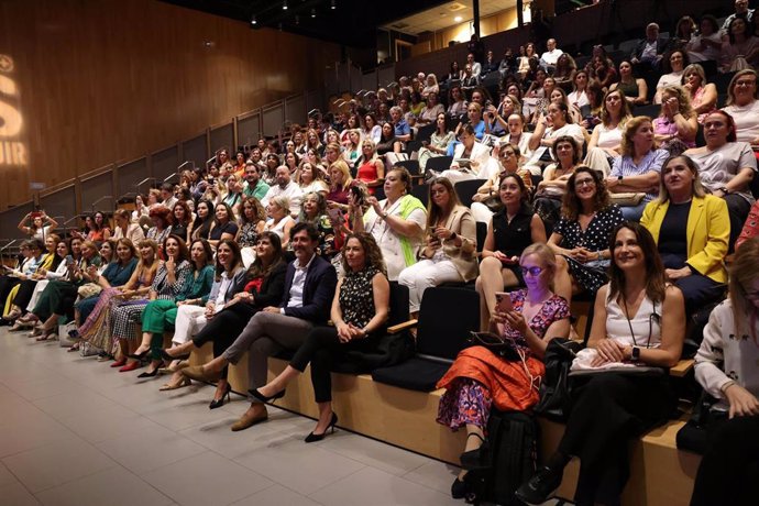 Más de 30 mujeres, líderes en emprendimiento e innovación en los ámbitos de empresa, educación, tecnología, política y organizaciones sociales, se dan cita el auditorio de la Diputación de Málaga en el II Foro Mujeres que Cambian el Mundo.