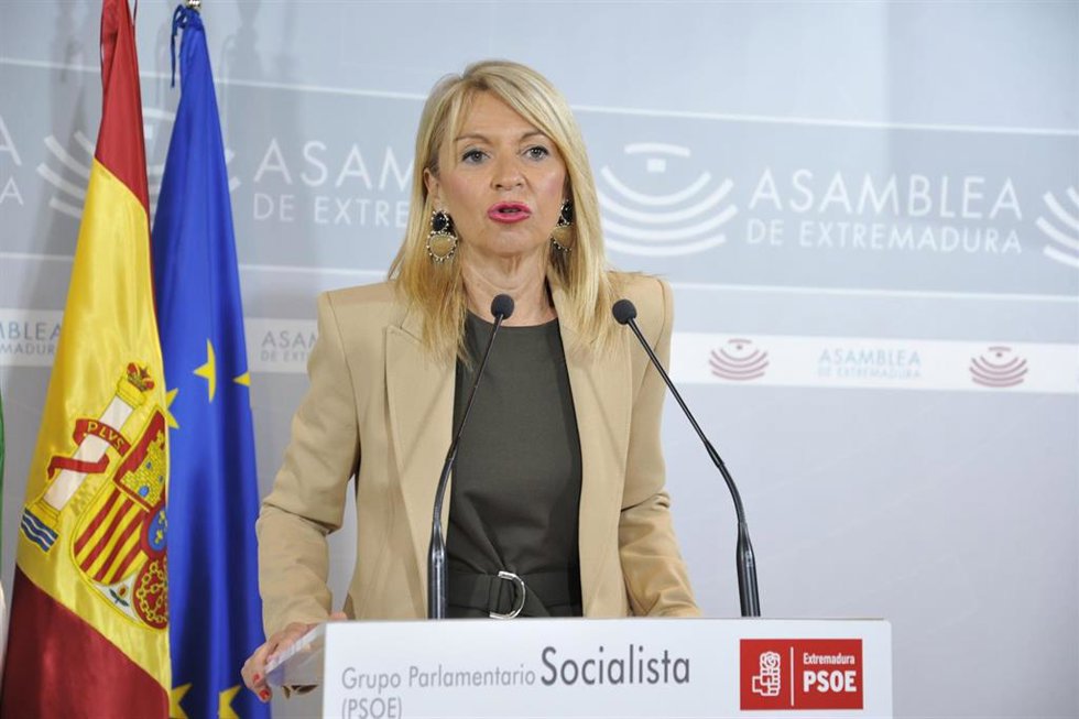 La portavoz del Grupo Parlamentario Socialista en la Asamblea de Extremadura, Piedad Álvarez, en rueda de prensa
