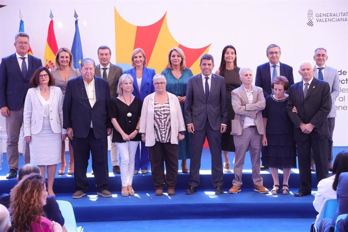 Acto de entreda del Premi de les Lletres y Distinciones al Mérito Cultural por el 9 d'Ocubre