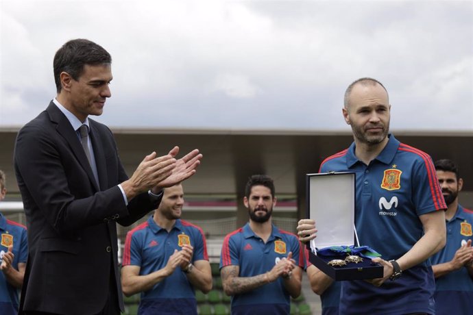 Archivo - Pedro Sánchez e Iniesta en la despedida de la selección 