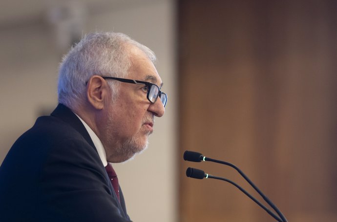 El presidente del Tribunal Constitucional de España, Cándido Conde-Pumpido, durante una rueda de prensa tras la reunión de la Jurisdicciones Constitucionales de España, Francia, Italia y Portugal, en la entrada de la Galería de las Colecciones Reales, a 