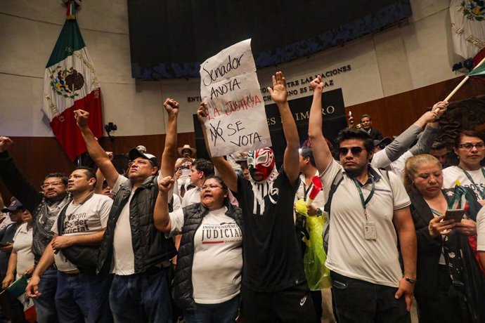 Trabajadores del Poder Judicial que se manifestaban en las inmediaciones del Senado de la República