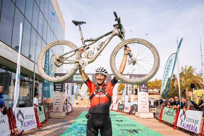 El italiano Chiarini gana su primera Titan Desert en Almería y Kortekaas suma el segundo triunfo.