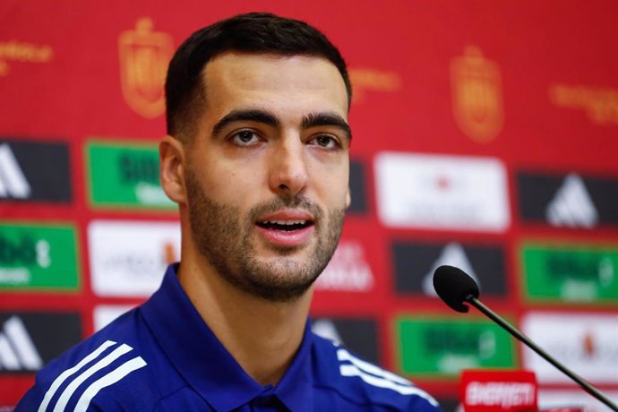 El centrocampista español Mikel Merino durante una rueda de prensa con la selección española.