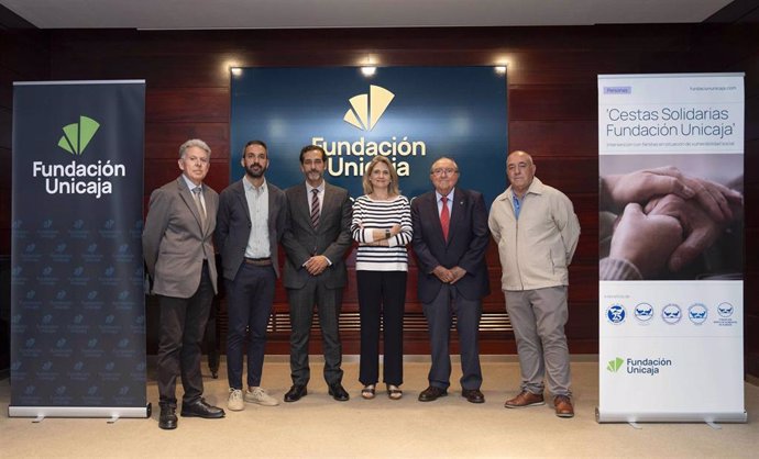 El director de Actividades Sociales de la Fundación Unicaja, Miguel Gil, con los responsables de los bancos de alimentos de Cádiz, Granada, Córdoba y Huelva.