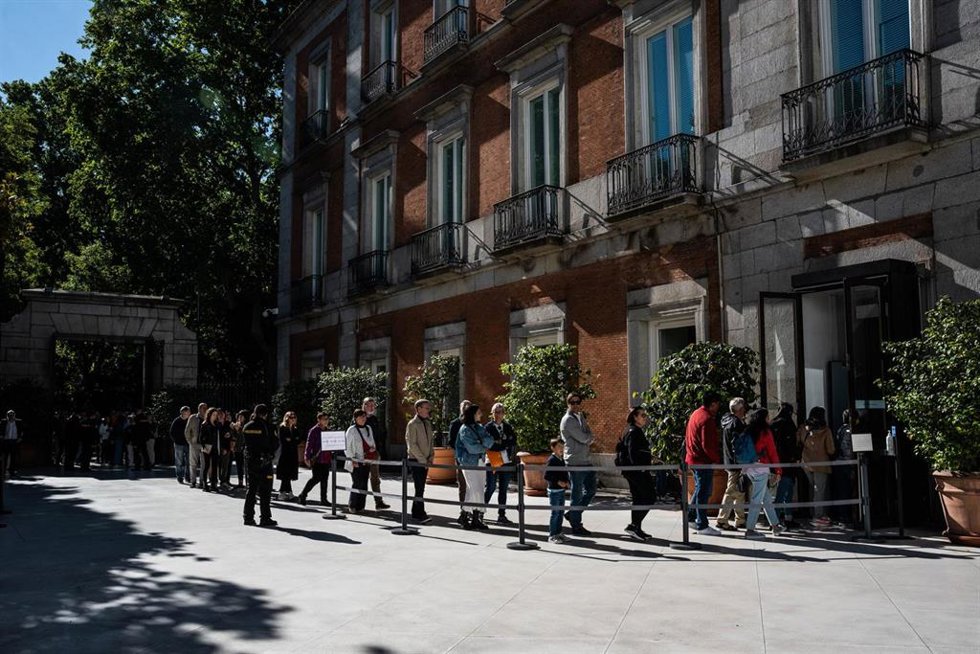 Archivo - Decenas de personas hacen cola para entrar al Museo Thyssen-Bornemisza