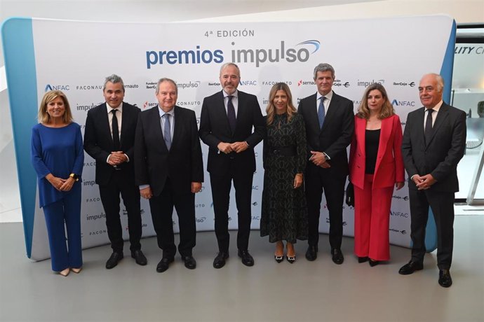 (I-D) La presidenta de Faconauto, Marta Blázquez; el presidente de ANFAC, Josep María Recasens; el ministro de Industria y Turismo, Jordi Hereu; el presidente de Aragón, Jorge Azcón.