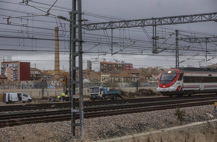 Archivo - Operarios trabajan en la zona del proyecto del Canal de Acceso (archivo)