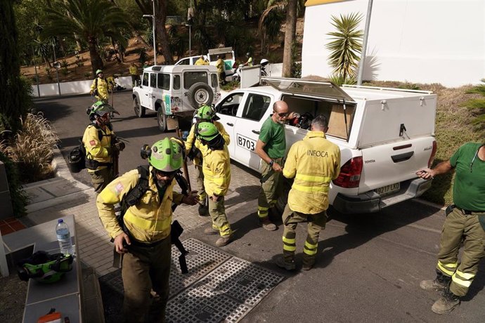 Personal del Infoca trabaja en la lucha contra el incendio declarado este pasado lunes en un paraje de Málaga capital, que finalmente se ha dado por extinguido este martes.