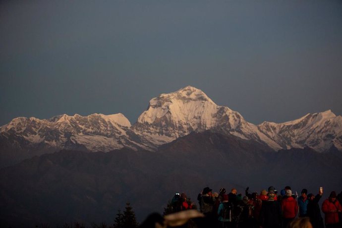 Archivo - Varios turistas se reúnen para ver las cadenas montañosas del Annapurna, el Dhaulagiri y el Machhapuchhre en Poonhill, en la frontera de Myagdi y el distrito de Kaski, en Nepal.