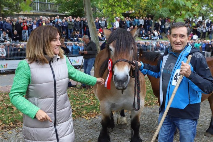 La consejera de Alimentación, Desarrollo Rural, Agricultura y Pesca del Gobierno Vasco, Amaia Barredo, ha asistido este martes a la Feria de Ganado y Exposición de Maquinaria Agrícola de Agurain