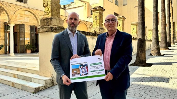 El delegado de Cultura, Eduardo Lucena, junto al director de Medina Azahara, Antonio Vallejo, con un cartel del programa 'Descubre Medina Azahara'.