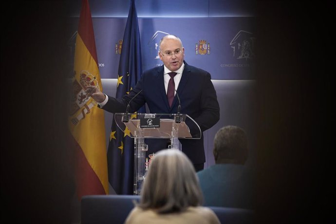 El diputado del PP en el Congreso, Miguel Tellado, durante una rueda de prensa anterior a la reunión de la Junta de Portavoces, en  el Congreso de los Diputados, a 8 de octubre de 2024, en Madrid (España).