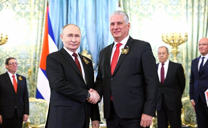 Archivo - El presidente de Rusia, Vladimir Putin, recibe en Moscú a su homólogo de Cuba, Miguel Díaz-Canel