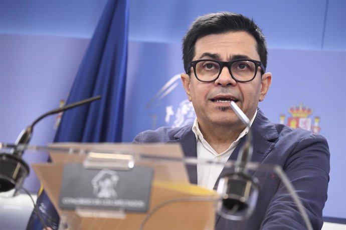 El secretario primero de la Mesa del Congreso, Gerardo Pisarello, durante una rueda de prensa anterior a la reunión de la Junta de Portavoces, en  el Congreso de los Diputados, a 8 de octubre de 2024, en Madrid (España).