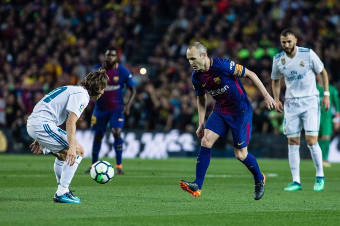 Archivo - 08 Andres Iniesta from Spain of FC Barcelona defended by 10 Luka Modric from Croatia of Real Madrid  during the Spanish championship La Liga football match between FC Barcelona and Real Madrid on May 6, 2018 at Camp Nou stadium in Barcelona, Spa