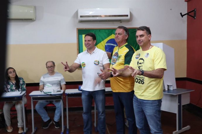 El expresidente de Brasil Jair Bolsonaro votando en las últimas elecciones locales.