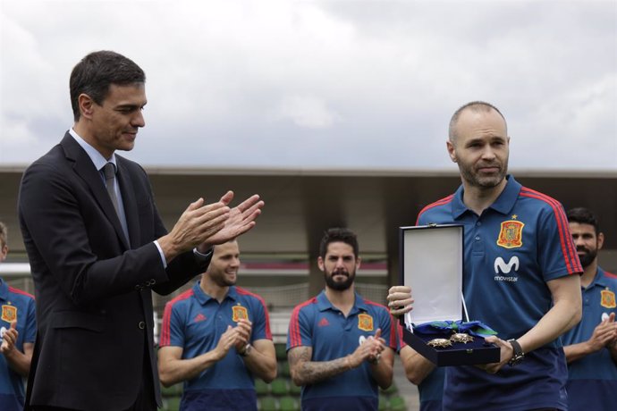 Archivo - Pedro Sánchez i Iniesta en el comiat de la selecció 