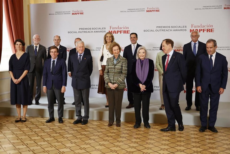 (2I-D) El alcalde de Madrid, José Luis Martínez-Almeida, Manuel Bretón, presidente de Cáritas, la Infanta Elena, la Reina Sofía, Nuria Espert y Antonio Huertas, presidente de Mapfre, posan en el photocall tras la entrega de los Premios Sociales de la Fu