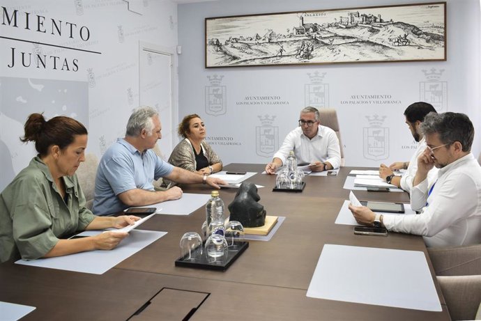 El alcalde de Los Palacios reunido con representantes de las comunidades educativas de los IES