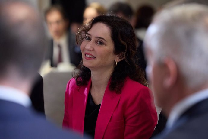 La presidenta de la Comunidad de Madrid, Isabel Díaz Ayuso, protagoniza el Diálogo AmChamSpain, encuentro informativo organizado por la Cámara de Comercio de EE.UU. en España, a 8 de octubre de 2024, en Madrid (España). AmChamSpain desarrolla un papel fun