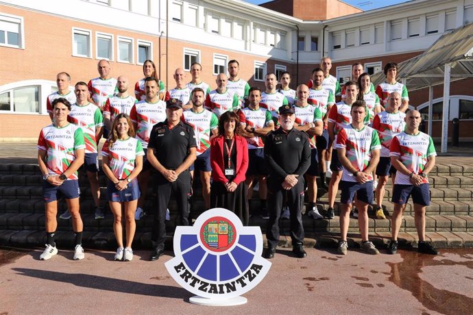 Recibimiento en la base de Iurreta a los 37 agentes que representarán a la Ertzaintza en los European Police & Fire Games 2024.