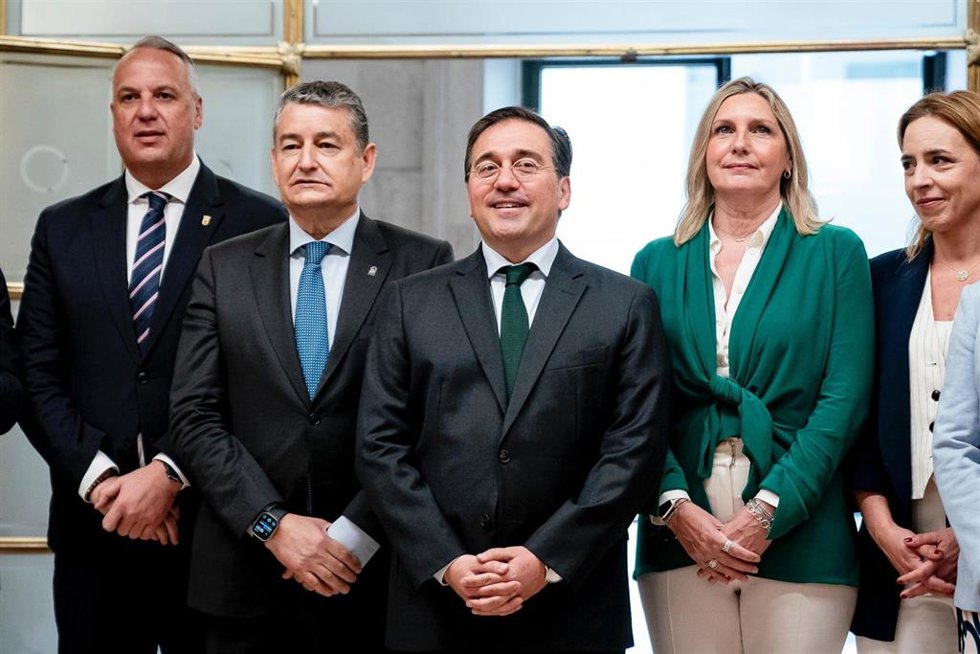 Archivo - El ministro de Asuntos Exteriores, Unión Europea y Cooperación, José Manuel Albares (c); el consejero de la Presidencia de la Junta de Andalucía, Antonio Sanz (2i); y la presidenta de la Mancomunidad de Municipios del Campo de Gibraltar, Susan