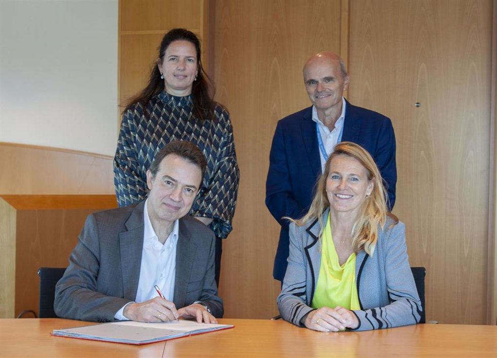 Abajo, los CEO de Enagás y Gasunie firmando el MoU para el desarrollo de proyectos de descarbonización