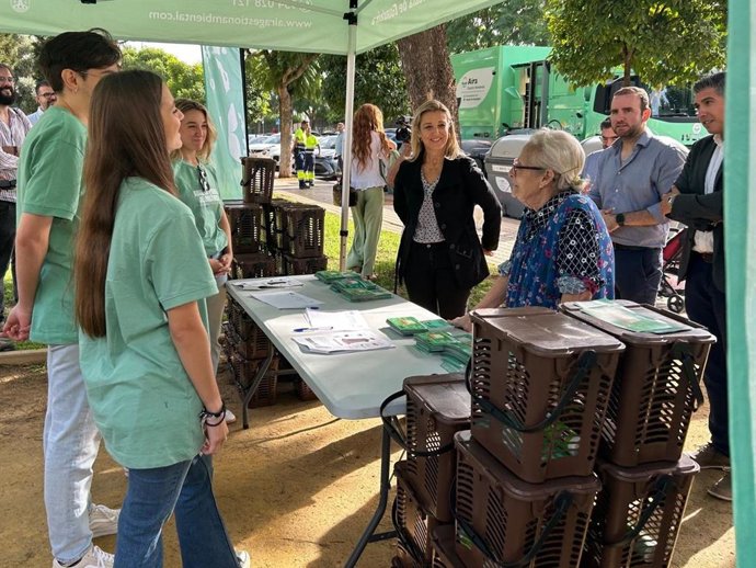 La alcaldesa de Alcalá de Guadaíra (Sevilla), Ana Isabel Jiménez, ha presentado este martes los nuevos contenedores marrones para la recogida selectiva de biorresiduos.