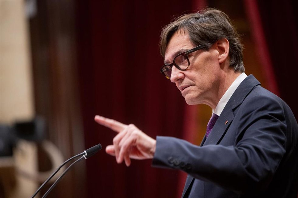 El presidente de la Generalitat, Salvador Illa, interviene durante el primer Debate de Política General (DPG) en el Parlament de su legislatura, a 8 de octubre de 2024, en Barcelona, Catalunya (España). El Debate de Política General (DPG) se alargará ha