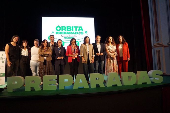 Foto de grupo de representantes institucionales y participantes en las jornadas.