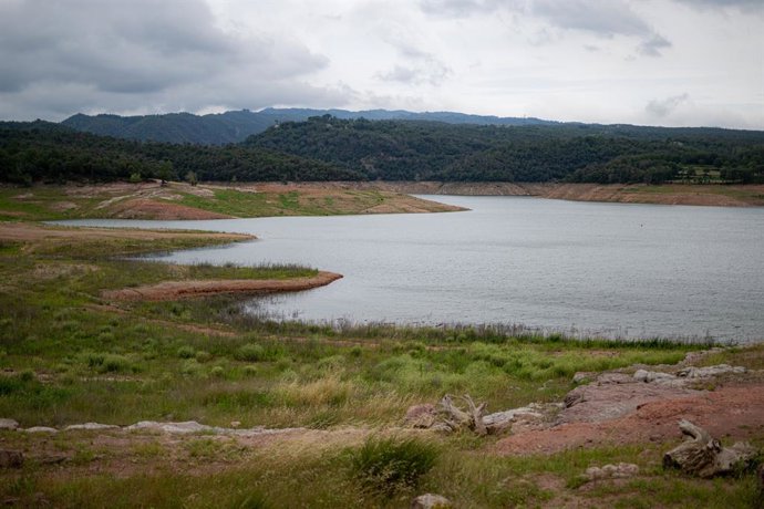 Archivo - El pant de Sau, a 22 de junio de 2024, en Vilanova de Sau, Barcelona, Catalunya (España). El pantano de Sau, conocido por su iglesia abandonada cuyo campanario emerge cuando el nivel del agua baja, ha superado el umbral del 40% de su capacida