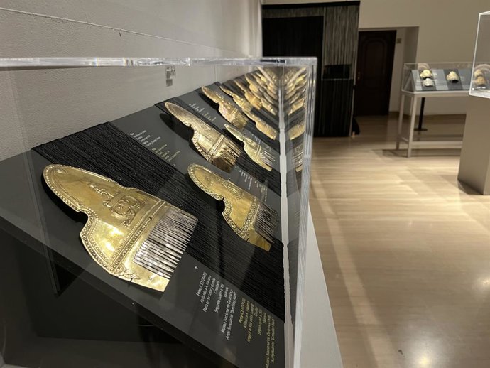 El Museo Nacional de Cerámica y Artes Suntuarias 'González Martí', de València inaugura la exposición 'De lo típico a lo tópico. El peine en la indumentaria valenciana',
