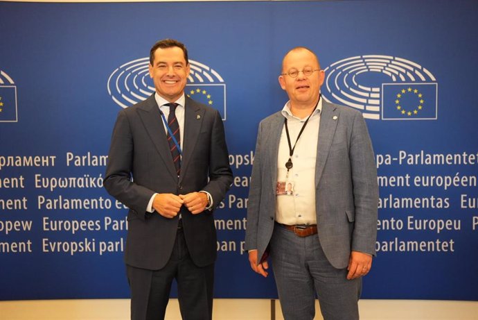 El presidente de la Junta de Andalucía, Juanma Moreno (i.) mantiene un encuentro con el presidente de Water Europe, Durk Kroll, este martes en Bruselas