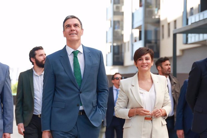 Archivo - (i-d): El presidente del Gobierno, Pedro Sánchez, y la ministra de Vivienda y Agenda Urbana, Isabel Rodríguez. 